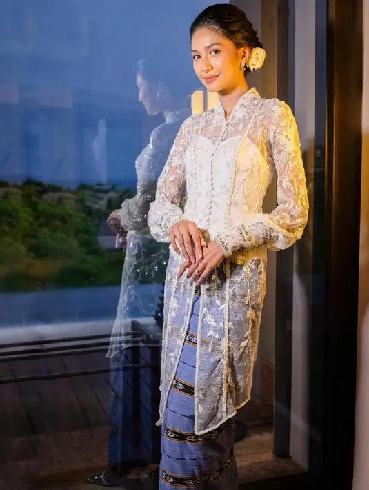 Sebelum hari pernikahan, Mikha Tambayong kenakan kebaya Maluku putih dengan sentuhan modern. Dipadukan dengan kain tenun Tanimbar [@fadlan_indonesia]