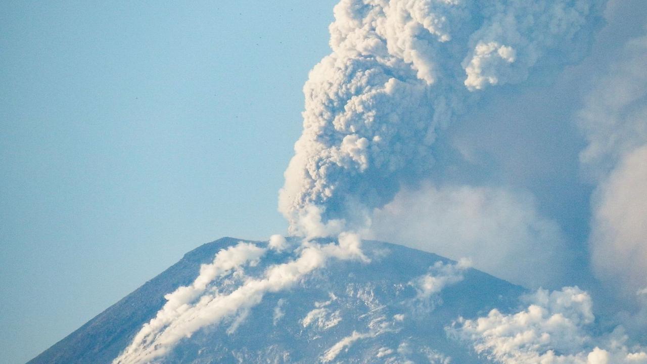 Warga Terkena Dampak Erupsi Gunung Lewotobi Laki-Laki Dapat Bantuan Tanggap Darurat