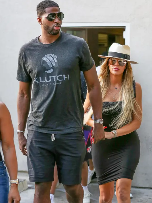 Bahkan dilaporkan orang-orang di sekitar Tristan Thompson pun menjadi sangat tak bersahabat usai ia selingkuhi Khloe Kardashian. (BACKGRID/Cosmopolitan)