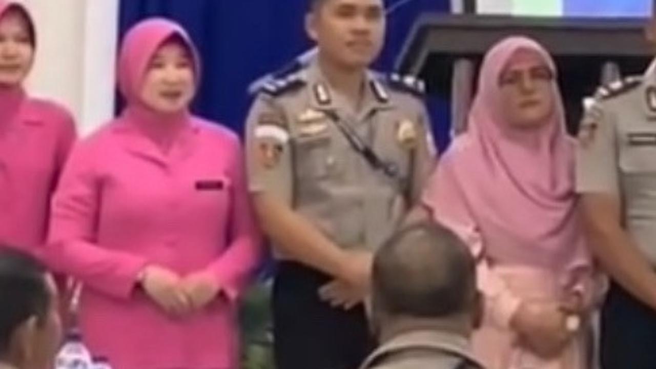 Tampil Beda Tanpa Ajak Bayangkari, Momen Polisi Naik Pangkat Ajak Sang Ibu Ini Viral