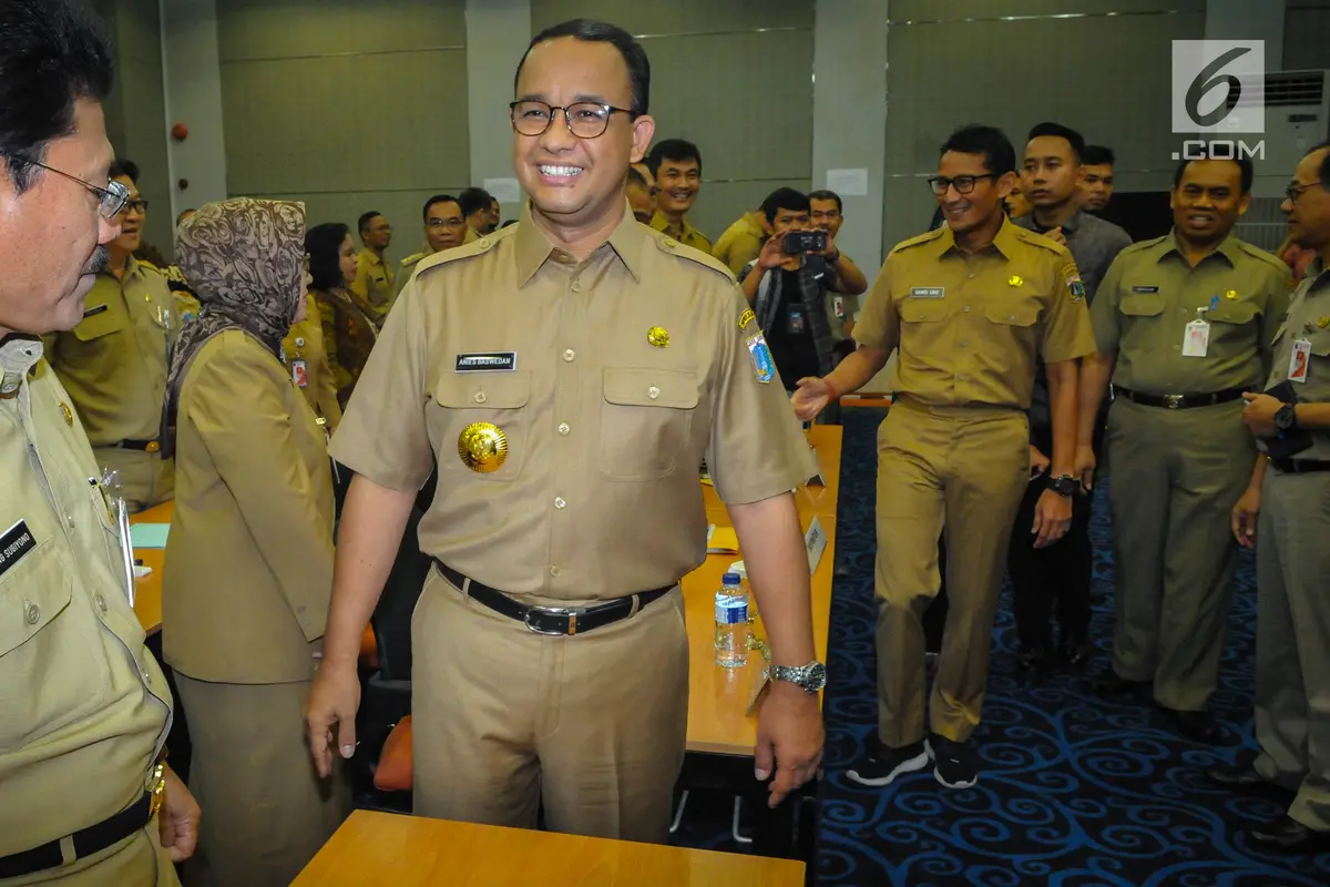 Hari Pertama Anies Baswedan dan Sandiaga Uno Berkantor di Balai Kota
