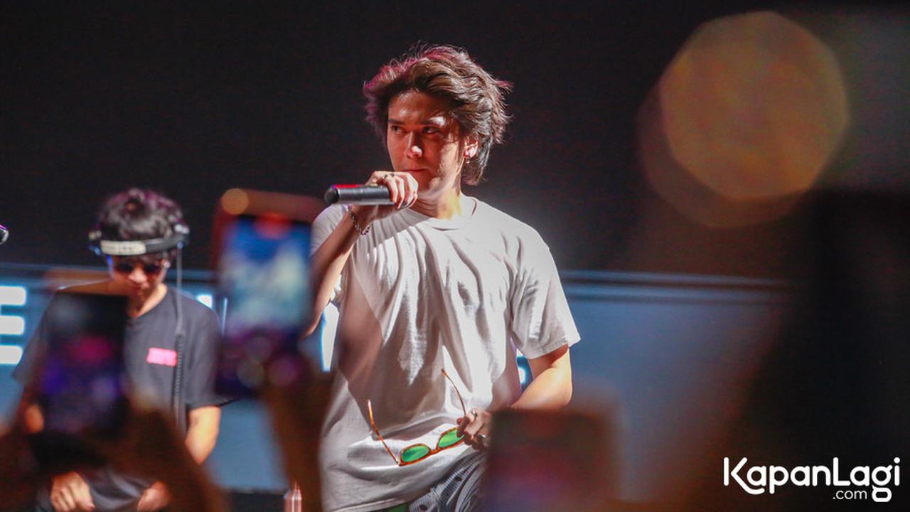 Punya Band Baru, 8 Foto Tampan Iqbaal Ramadhan Tampil di Tepok Bulu 2023!
