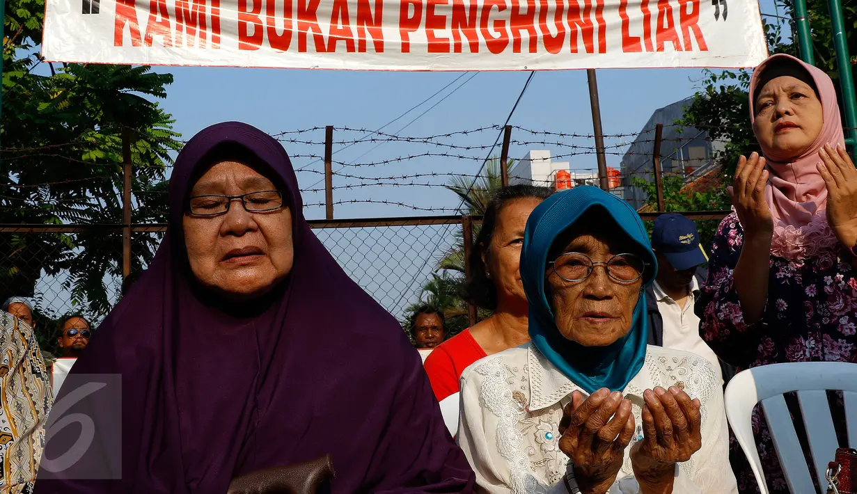 Sejumlah ibu melakukan aksi damai menolak pengosongan rumah mereka di Perumahan Perwira Mabad, Rawabelong, Jakarta, Senin (7/9/2015). Kodam Jaya berencana melakukan pengosongan puluhan rumah purnawirawan anggota TNI AD. (Liputan6.com/Yoppy Renato)