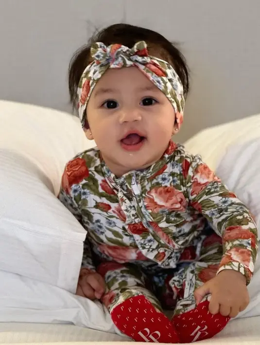 "Masya Allah, si baby sudah ketularan kakak narsis dan murah senyum ," tulis Kartika Putru dalam unggahannya