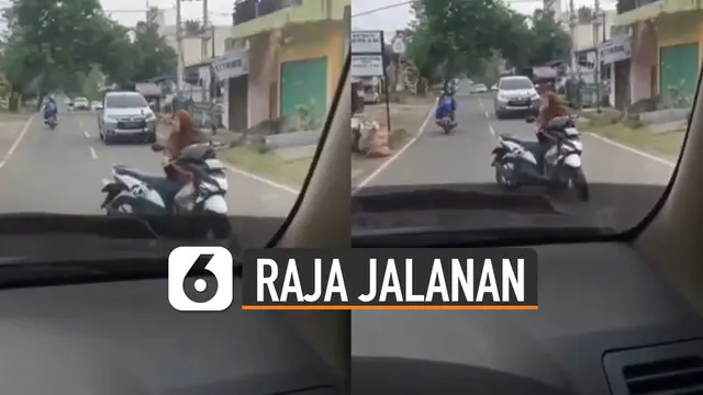 Saking asyiknya ngobrol, emak-emak itu tak menghiraukan pengendara lain yang melintas.