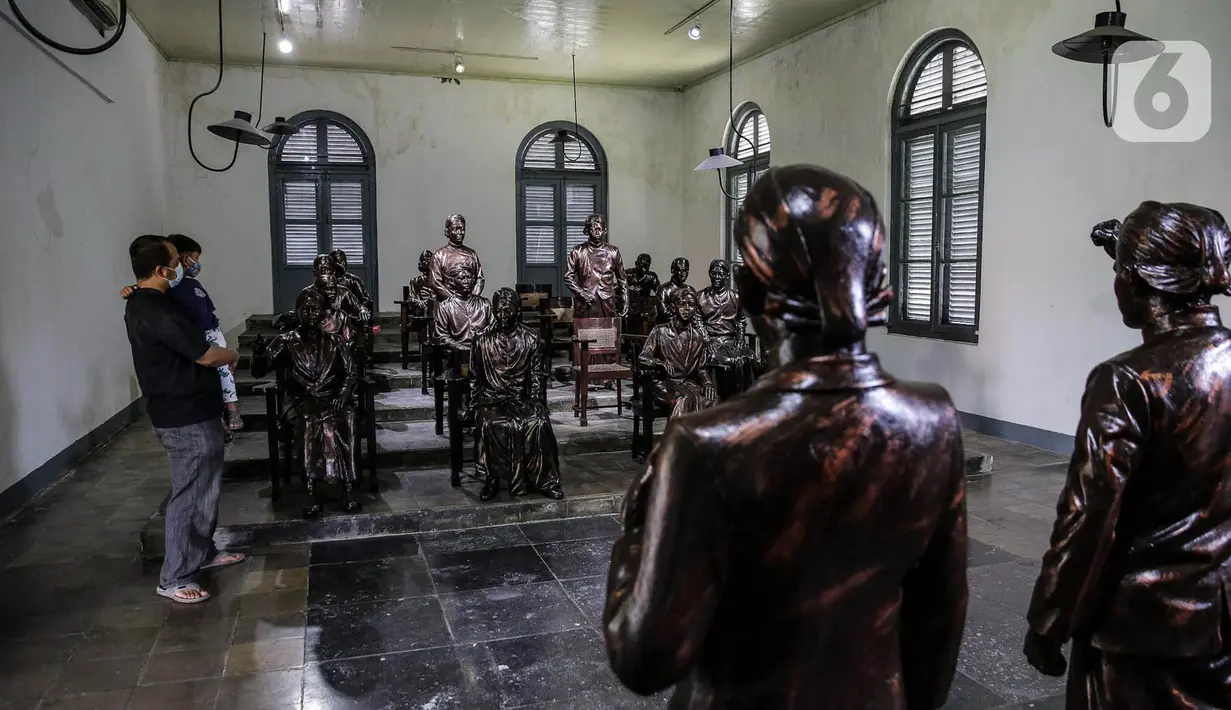 Pengunjung mengamati diorama sejarah di Museum Kebangkitan Nasional, Jakarta, Kamis (20/5/2021). Hari Kebangkitan Nasional yang diperingati pada tanggal 20 Mei merupakan refleksi mengenang masa dimana bangkitnya rasa dan semangat persatuan, kesatuan dan nasionalisme.  (Liputan6.com/Faizal Fanani)
