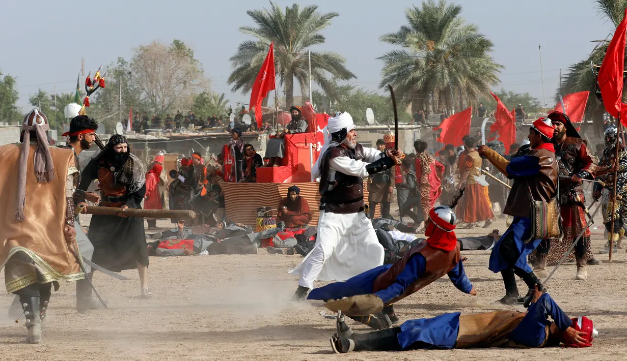 Suasana reka ulang adegan pertempuran Karbala yang menewaskan Husain bin Ali, di Sadr City, Baghdad, Irak, Rabu (12/10). Husain bin Ali terbunuh dengan kepala dipenggal dalam pertempuran tersebut. (REUTERS/Ahmed Saad)