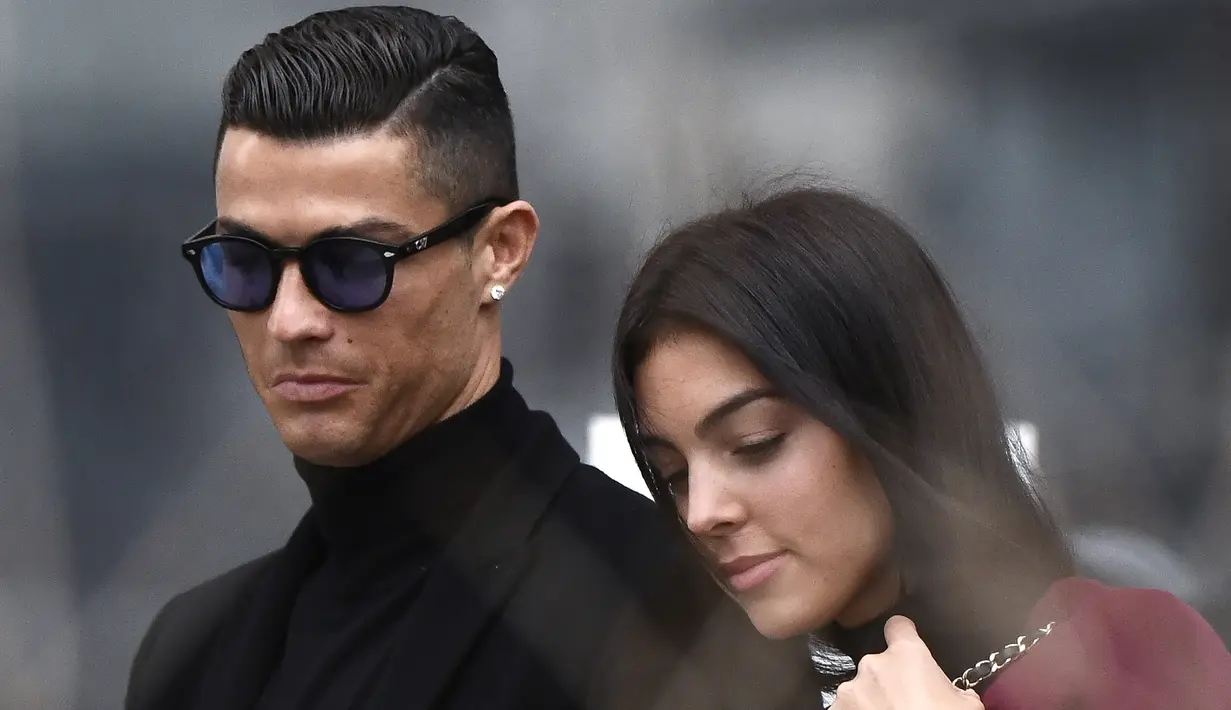 Georgina Rodriguez saat mendampingi Cristiano Ronaldo usai sidang terkait pajak di Madrid pada Januari 2019. (AFP/Oscar Del Pozo)