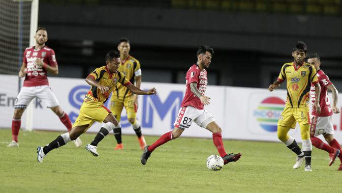 Gelandang Bali United, Stefano Lilipaly, menggiring bola saat melawan Mitra Kukar pada laga Piala Presiden 2019 di Stadion Patriot, Jawa Barat, Minggu (3/3). Bali United menang 3-0 atas Mitra Kukar. (Bola.com/M Iqbal Ichsan)