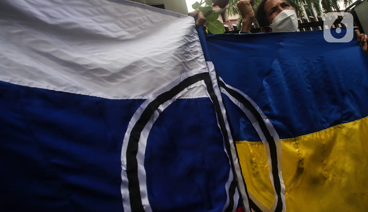 Masyarakat dari "Solidaritas untuk Rakyat Ukraina" membawa bendera Rusia dan Ukrainan di depan Kedubes Rusia, Jakarta, Jumat (4/3/2022). Mereka menyerukan kepada Dubes Rusia di Indonesia untuk bersuara menghentikan serangan yang dilakukan Rusia terhadap Ukraina. (Liputan6.com/Johan Tallo)
