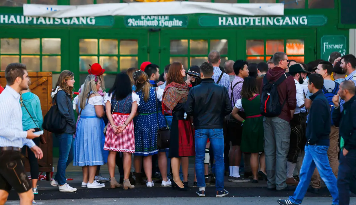 Pengunjung dengan pakaian tradisional Bavaria merayakan 182th Oktoberfest di Munich, Jerman (19/9/2015). Acara ini berlangsung hingga 4 Oktober 2015. (REUTERS/Michael Dalder)