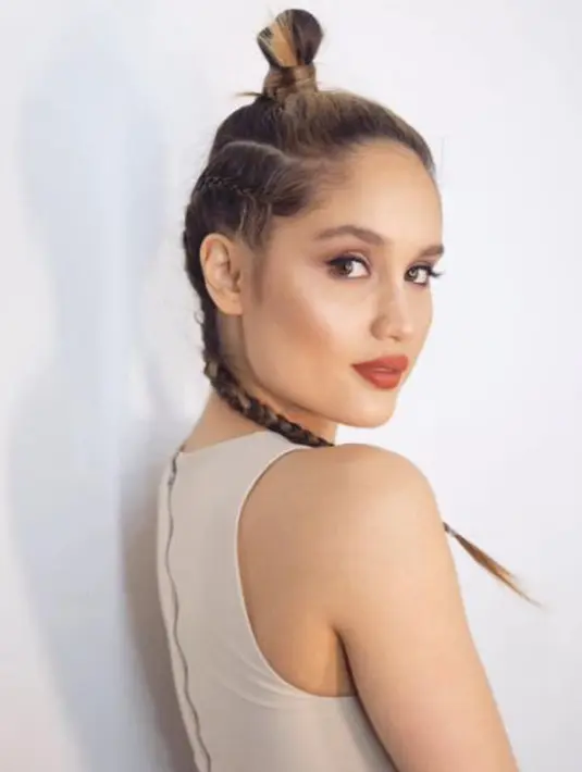 Cinta Laura, salah satu selebriti yang sangat peduli dengan gaya rambutnya. Kali ini Cinta memilih untuk mengepang rambutnya dengan paduan bun hair di bagian atasnya. (Instagram/cintalaurakiehl)