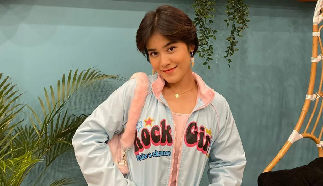 Meski tampil dengan gaya yang tomboi, tentunya wanita kelahiran 20 Mei 2002 ini tetap berhasil tampil menawan. Ia pun selalu menuai beragam pujian terkait penampilannya. (Liputan6.com/IG/ashirazamita)