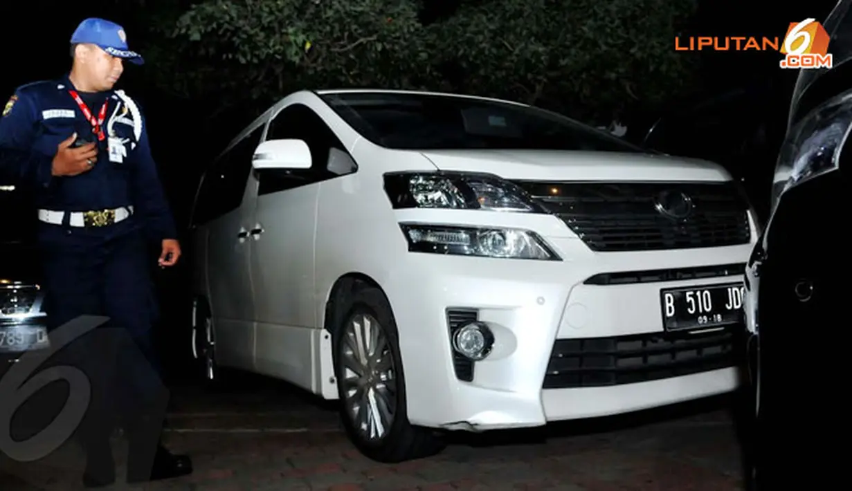 Toyota Alphard Velfire seharga milyaran rupiah itu diangkut KPK karena diduga terkait aliran dana Tubagus Chaeri Wardana alias Wawan (Liputan6.com/Andrian M Tunay).