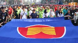Suasana Parade Asean 50 Tahun yang diikuti oleh Menteri Luar Negeri Retno Marsudi bersama Kemenaker Trans Hanif Dhakiri di Jakarta, Minggu (27/8). Parade itu diikuti oleh seluruh negara yang tergabung dalam ASEAN. (Liputan6.com/Angga Yuniar)