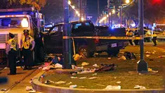Aparat kepolisian berdiri dekat sebuah truk pickup yang menabrak kerumunan penonton Parade Mardi Gras di New Orleans, AS, Sabtu (25/2). Insiden ini menyebabkan sedikitnya 28 orang terluka, lima diantaranya dalam kondisi kritis. (AP Photo/Gerald Herbert)
