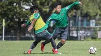 Pemain Timnas Indonesia U-19, Syahrian Abimanyu, berusaha merebut bola saat latihan di Lapangan ABC Senayan, Senin (19/2/2018). Pemusatan latihan Timnas Indonesia akan digelar selama satu pekan, yakni 18-25 Februari 2018. (Bola.com/Vitalis Yogi Trisna)