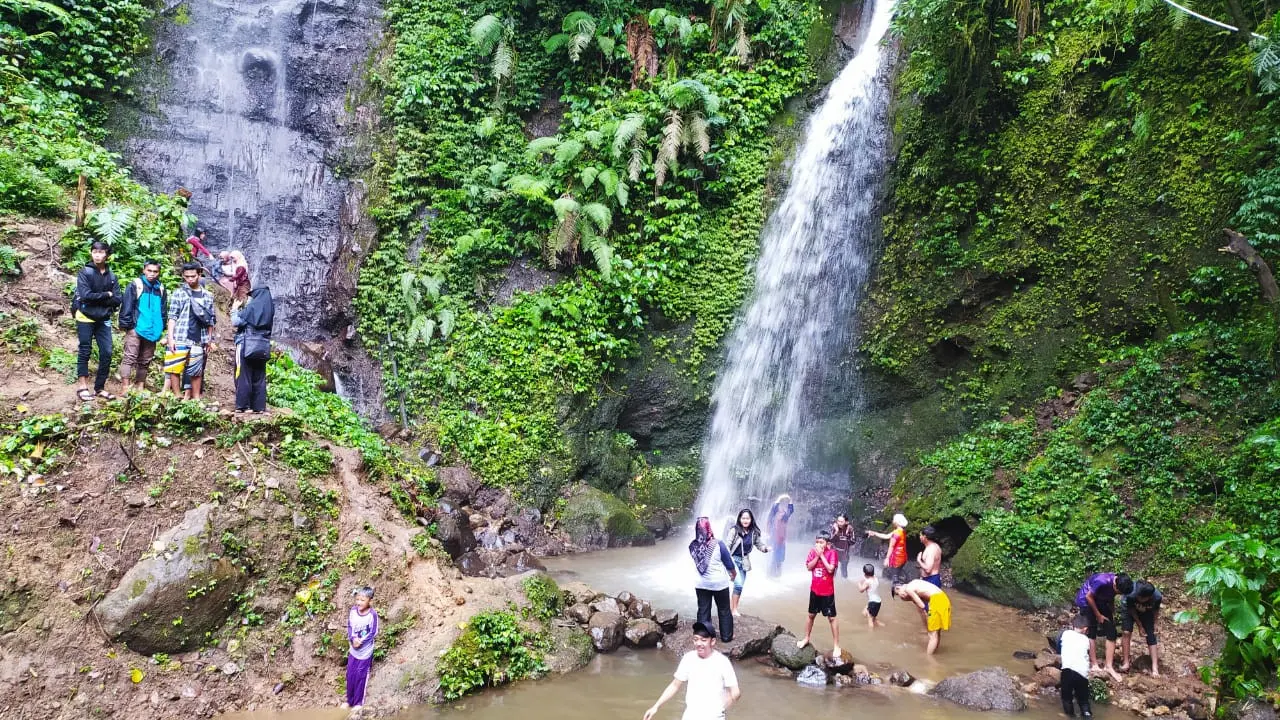 Para pengunjung tengah menikmati sensasi berenang di kawasan wisata alam Curug Candung, Garut-Tasikmalaya, Jawa Barat