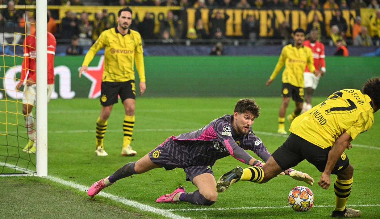 Dortmund tampil agresif sejak menit awal leg kedua babak 16 besar Liga Champions dimulai. (INA FASSBENDER/AFP)