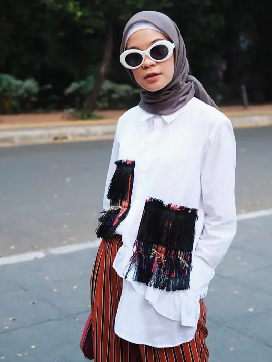 Bukan hanya gaya busananya, namun Tantri juga seringkali menambahkan dengan aksesoris yang lucu. Kalau yang satu ini, ia memakai kacamata hitam hits seperti anak kekinian. (Instagram/tantrinamirah)