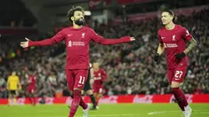 Penyerang Liverpool, Mohamed Salah (kiri) berselebrasi usai mencetak gol ke gawang Wolverhampton Wanderers pada putaran ketiga Piala FA di stadion Anfield, Inggris, Minggu (8/1/2023). Liverpool bermain imbang dengan Wolves dengan skor 2-2. (AP Photo/Jon Super)