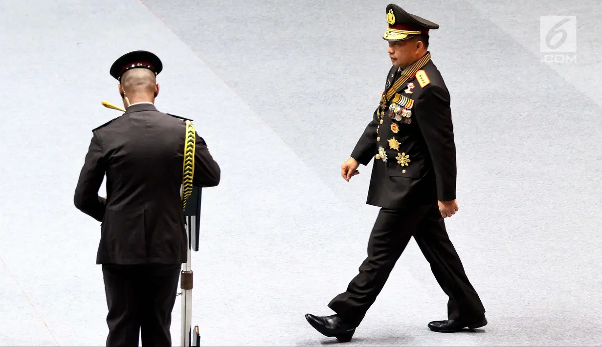 Kapolri Jenderal Tito Karnavian (kanan) pada peringatan HUT ke-72 Bhayangkara di Istora Senayan, Jakarta, Rabu (11/7). Presiden Joko Widodo atau Jokowi meminta personel Polri membuang budaya koruptif. (Liputan6.com/JohanTallo)