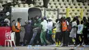 Pemain Ghana berlari keluar lapangan setelah diserbu pada akhir pertandingan kualifikasi Piala Dunia 2022 melawan Nigeria di Stadion Moshood Abiola, Abuja, Nigeria, 29 Maret 2022. Fans Nigeria ngamuk setelah gagal lolos ke Piala Dunia 2022. (AP Photo/Sunday Alamba)