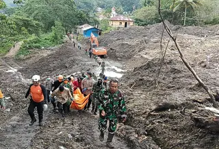 Tim SAR gabungan saat mengevakuasi jenazah korban longsor di Manggarai Timur, NTT (Liputan6.com/Ola Keda)