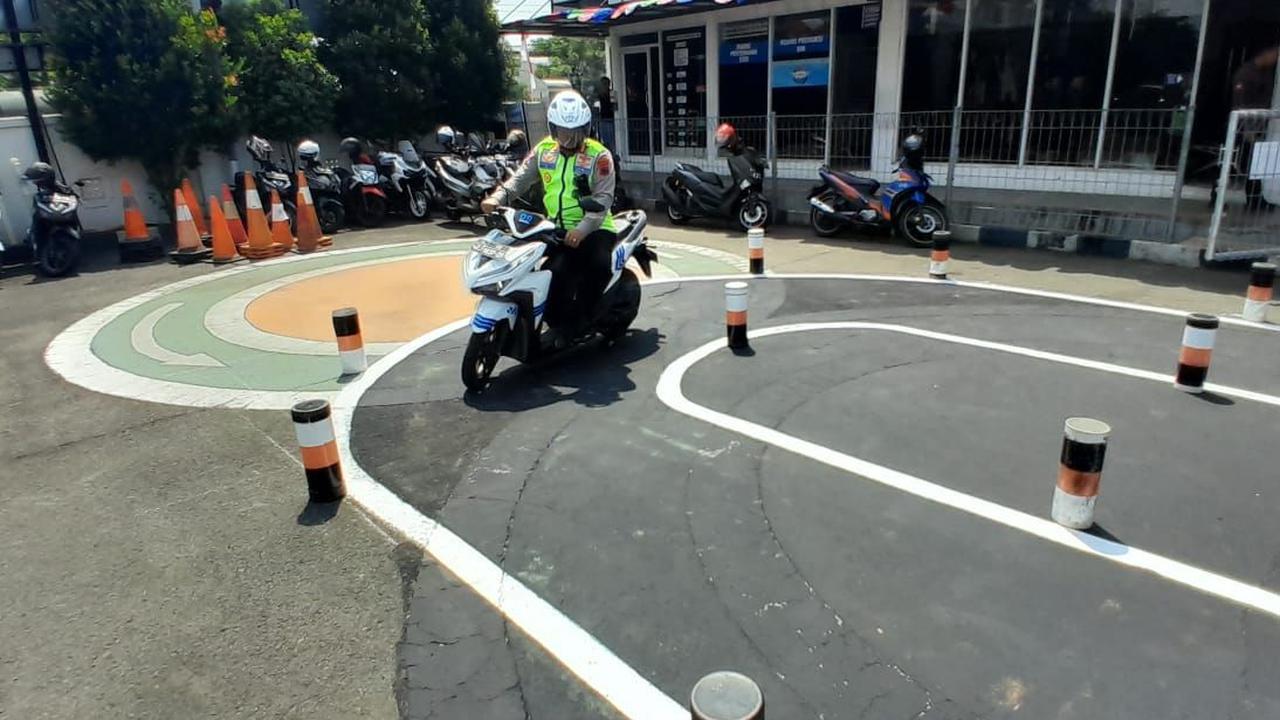 Seorang emak-emak bernama Marita ngamuk gara-gara anaknya sudah 13 kali tak lulus ujian surat izin mengemudi (SIM) di Satuan Lalu Lintas Polres Gresik.