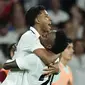 Dua pemain Real Madrid, Rodrygo Goes dan Vinicius Junior, merayakan gol yang berhasil tercipta ke gawang Osasuna di final Copa del Rey 2022/2023, Minggu (7/5/2023) dini hari WIB. Real Madrid menjadi juara setelah menang 2-1 dalam laga tersebut. (AP Photo/Jose Breton)