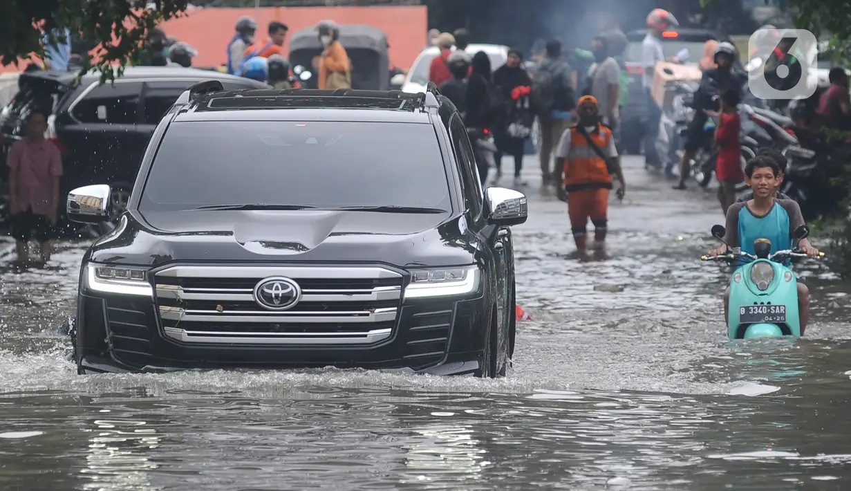 BPBD DKI Jakarta juga mencatat ada sembilan rukun tetangga (RT) dan 29 ruas jalan di Ibu Kota terendam banjir, Rabu (14/2/2024) pagi. (merdeka.com/Arie Basuki)