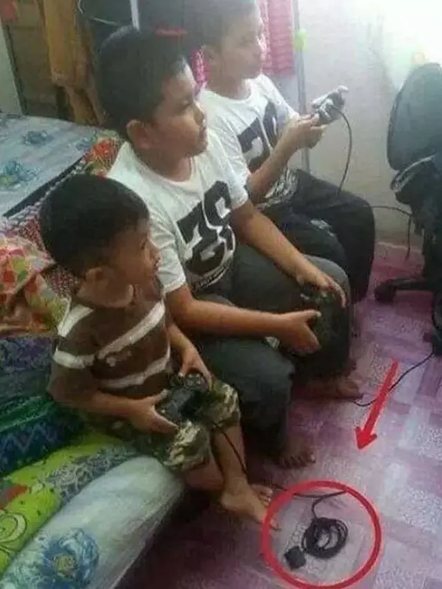 7 Potret Kelakuan Kakak Adik Kalau Lagi Bareng Ini Kocak