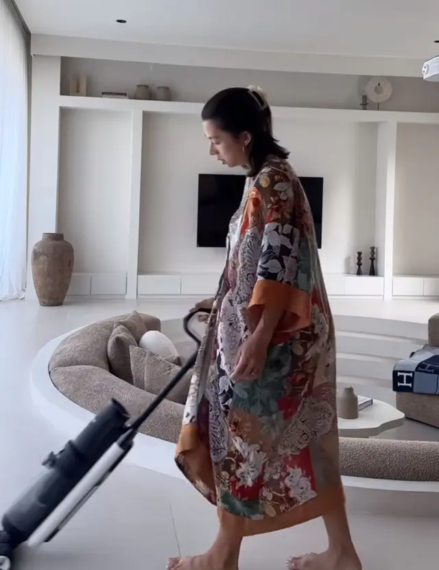 7 Pesona Jennifer Bachdim saat pakai daster, bukti ibu rumah tangga tetap tampil menawan dasteran