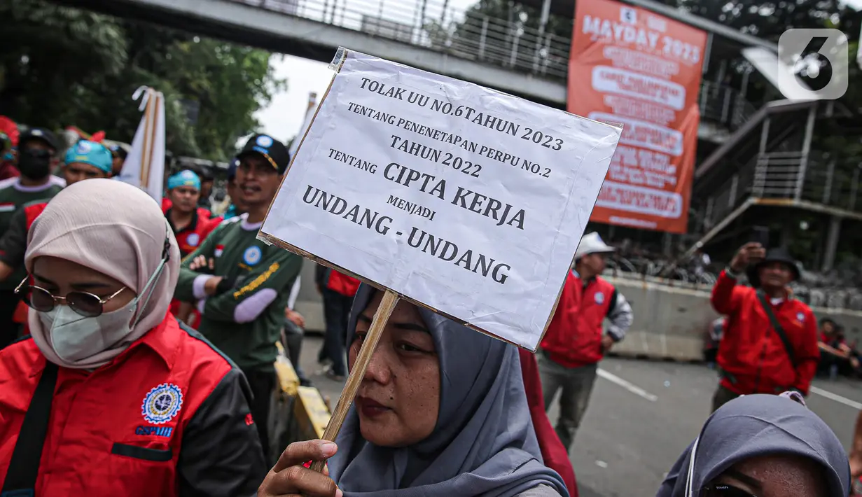 Buruh juga mendesak pengesahan RUU DPR dan perlindungan pekerja rumah tangga, menolak RUU Kesehatan, memperjuangkan reforma agraria dan kedaulatan pangan untuk menolak bank tanah, menolak impor beras kedelai dan lainnya. (Liputan6.com/Faizal Fanani)