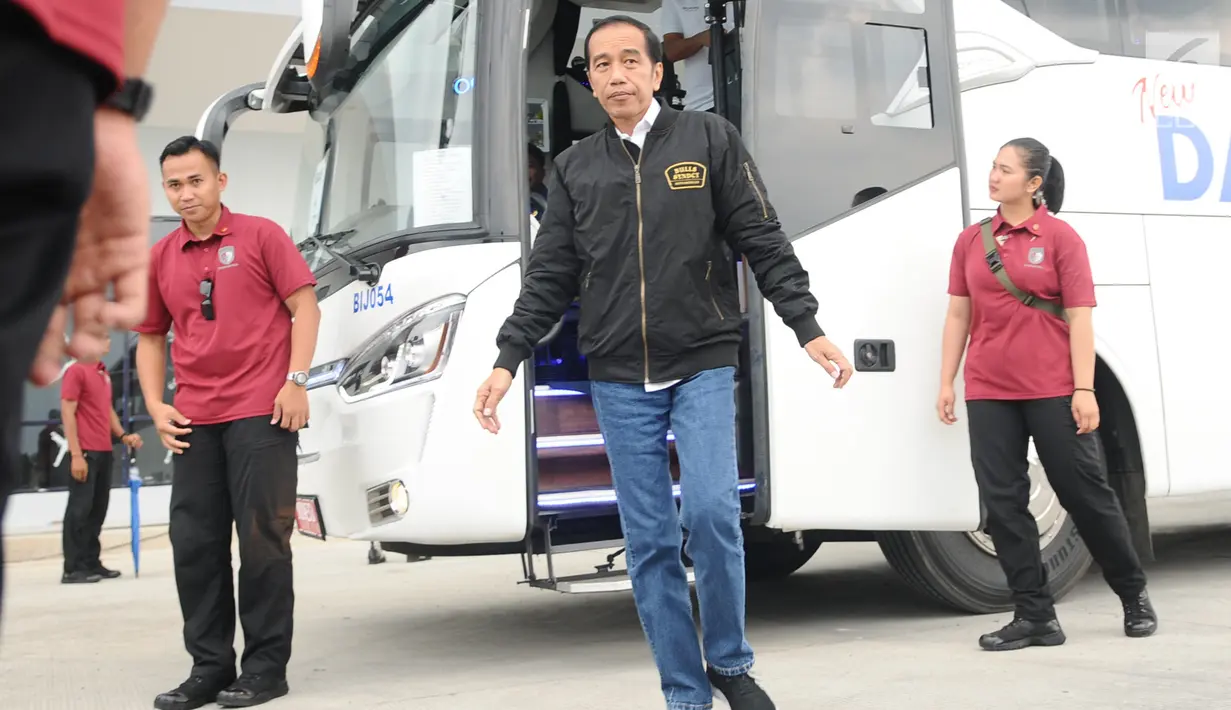 Presiden Joko Widodo usai menjajal jalan Tol Trans Jawa, Kamis (20/12). Jokowi menggunakan bus ketika uji coba trans Jawa sepanjang 341 km dari Surabaya menuju Jembatan Kali Kuto, di Kendal, Jawa Tengah. (Liputan6.com/Angga Yuniar)