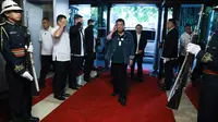 Presiden Filipina Rodrigo Duterte (tengah) memberikan penghormatan saat tiba di Istana Presiden Malacanang, Manila, Kamis (12/3/2020). Filipina mengumumkan lockdown untuk Kota Manila demi mencegah penyebaran virus corona COVID-19. (Simeon Celi Jr./Divisi Fotografer Presidensial Malacanang via AP)