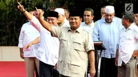 Capres 02 Prabowo Subianto bersama sejumlah Tokoh dan kader pendukung saat konferensi pers  di depan Rumahnya, di Kertanegara, Jakarta, Rabu (17/4). Prabowo mengklaim menang Pilpres 2019 dengan persentase 54,4 persen, dan hasil quick count 52,2 persen. (Liputan6.com/Johan Tallo)