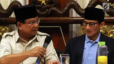 Pasangan bakal calon presiden dan wakil presiden Prabowo Subianto dan Sandiaga Uno mengkritisi kondisi ekonomi dan pelemahan nilai tukar rupiah terhadap dolar Amerika Serikat (AS) di Jalan Kertanegara, Jakarta, Jumat (7/9). (Liputan6.com/Johan Tallo)