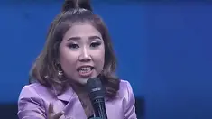 Momen ketika Kiky Saputri roasting Putri Isnari di Indonesian Dangdut Awards 2022 namun berujung diamuk oleh fans Lesti Kejora dan Rizky Billar. (Foto: YouTube/Indosiar)