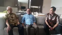 Mensesneg Pratikno menjenguk mantan Ketua Umum PP Muhammadiyah Syafii Maarif atau Buya Syafii yang tengah dirawat di RS PKU Muhammadiyah Sleman, Yogyakarta, Sabtu (27/7/2019). (Biro Pers Setpres)
