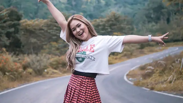 7 Potret Anggun Pramudita, Pedangdut yang Viral dengan Jargon 'Tarik Sis Semongko'