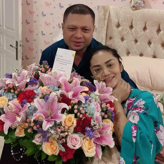 Momen hangat perayaan ulang tahun Krisdayanti yang ke-45 tahun bersama dengan Raul Lemos, Amora, dan Kellen