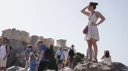 Pihak berwenang Yunani menutup Acropolis di Athena selama lima jam pada hari Rabu saat gelombang panas 39 derajat celcius melanda kota tersebut.  (AP Photo/Petros Giannakouris)