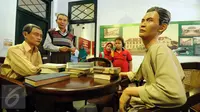 Dua orang murid SD memerhatikan patung diorama suasana diskusi pemuda era 1928 di Museum Sumpah Pemuda, Jakarta, Selasa (27/10). Jelang peringatan 87 tahun Sumpah Pemuda, museum ini ramai dikunjungi masyarakat. (Liputan6.com/Helmi Fithriansyah)