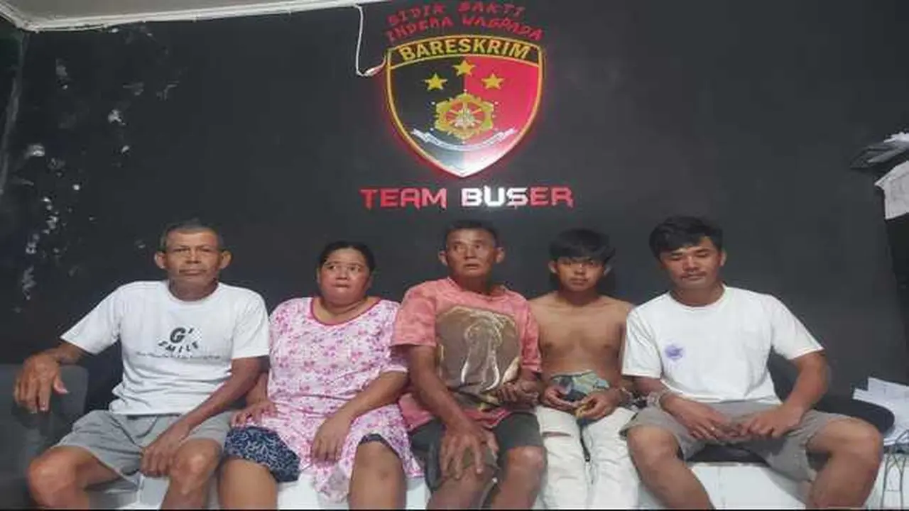 Kelima tersangka pengeroyokan satu keluarga di Palembang diamankan Polsek Ilir Barat I Palembang, Senin (19/12/2022). (Dokumentasi Polsek Ilir Barat I Palembang)