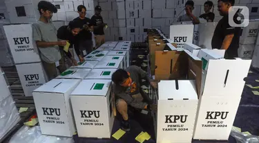 Pekerja melakukan pengisian logistik ke dalam kotak suara di Gudang Logistik Pemilu 2024 Kota Tangerang Selatan, Serpong, Kota Tangerang Selatan, Banten, Kamis (11/1/2024). KPU Kota Tangerang Selatan mulai mencicil dengan memasukkan kelengkapan logistik Pemilu ke dalam kotak suara. (merdeka.com/Arie Basuki)