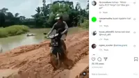 Seorang pengendara motor bebek nekat menerabas jalanan berlumpur sehingga menyita perhatian pengguna jalan lainnya. (Instagram @agoez_bandz4)