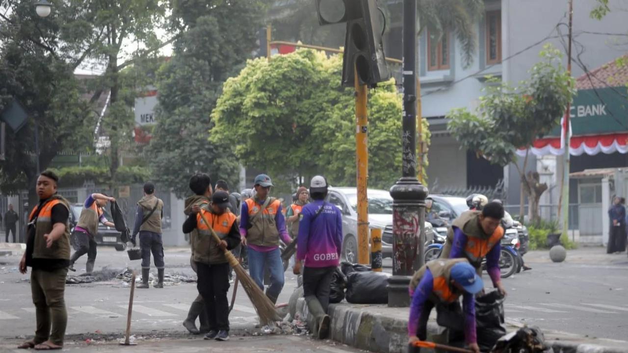 Wali Kota Bandung Muhammad Farhan cek fasilitas umum rusak usai demo buruh