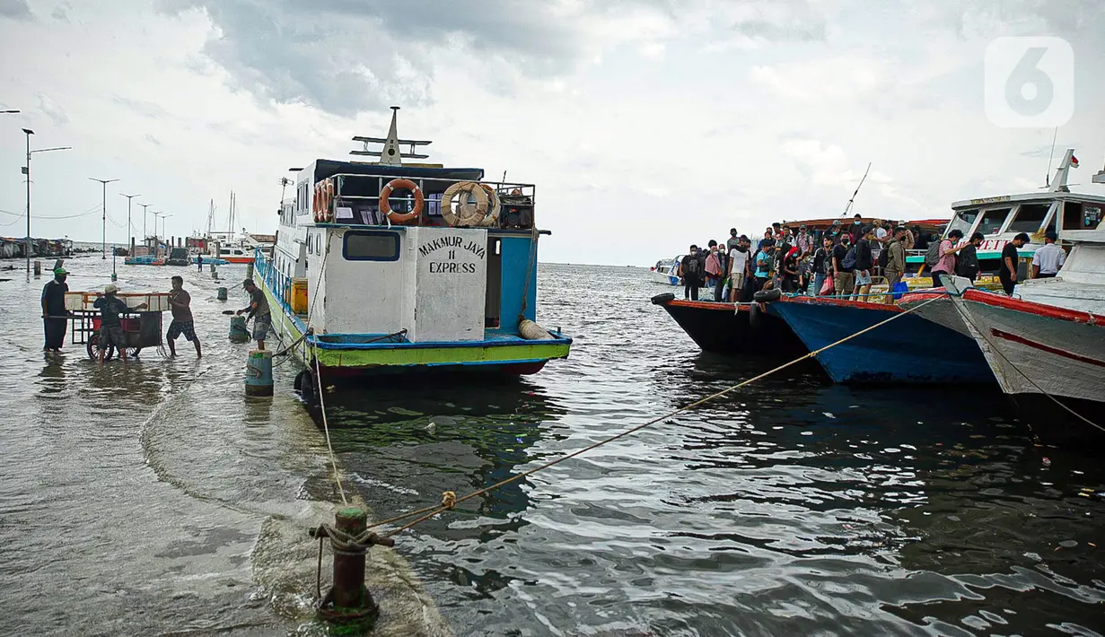Wisatawan turun dari kapal usai liburan Tahun Baru di Pelabuhan Kali Adem, Jakarta, Minggu (2/1/2022). Wisatawan memadati Pelabuhan Kali Adem usai berlibur ke pulau-pulau kecil di utara Jakarta untuk merayakan Tahun Baru. (Liputan6.com/Faizal Fanani)