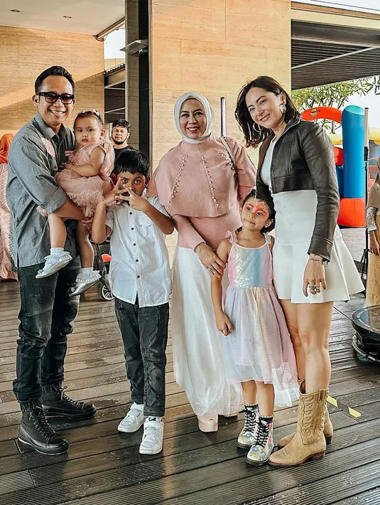 Poppy Sovia tampil cantik mengenakan rok mini memadukan dengan jaket kulit. Melengkapi penampilannya dengan alas kaki sepatu boot, bikin penampilannya makin edgy. Hadir juga Denny Cagur dan istri serta anaknya. [Instagram/popsovia]